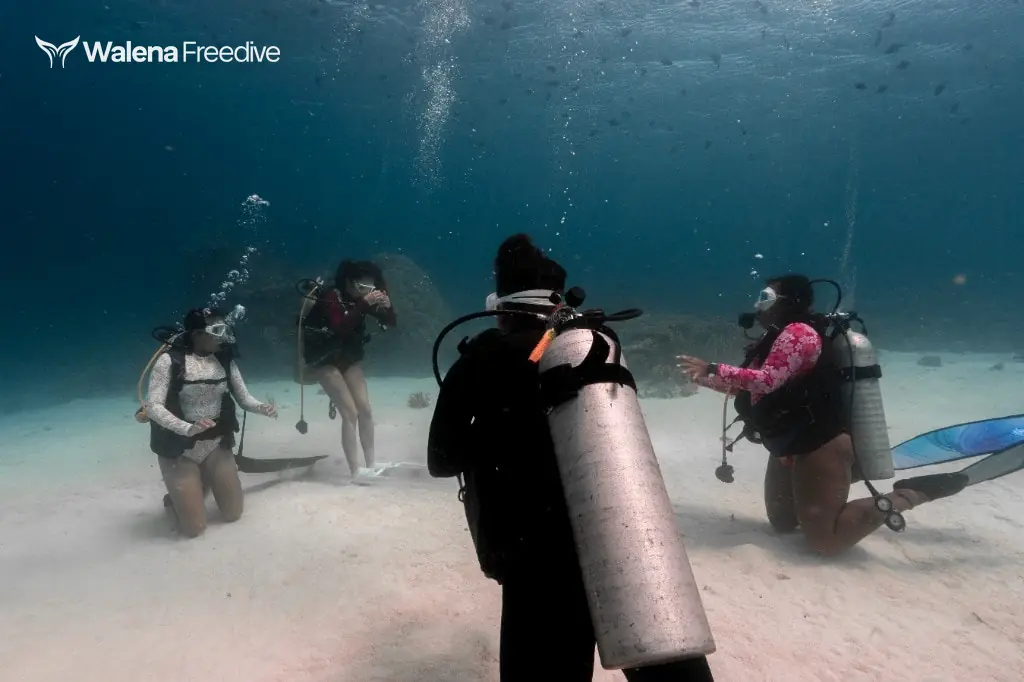 Peserta trial scuba mencoba menyelam untuk pertama kali